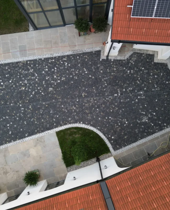 Položené dlažobné kocky v meste Viedeň