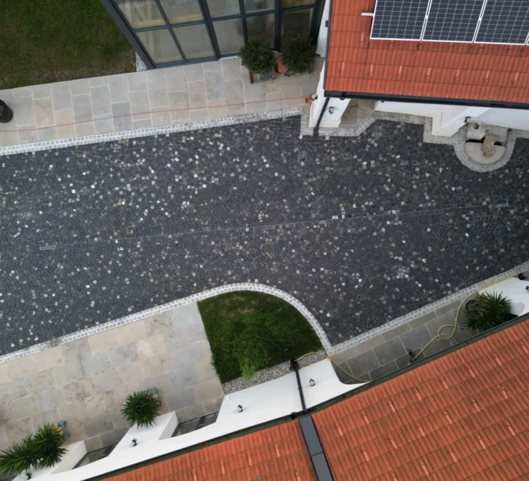 Položené dlažobné kocky v meste Viedeň