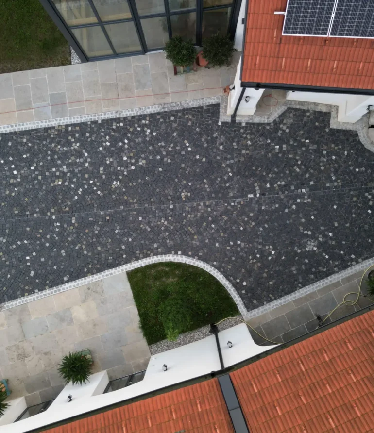 Položené dlažobné kocky v meste Viedeň